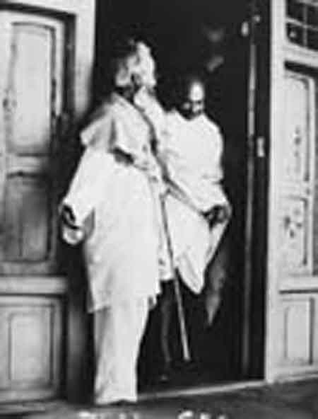 Gandhiji with Gurdayal Mullick at Samtiniketan.jpg